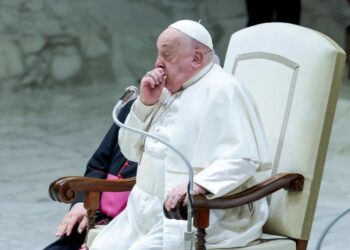 El papa ha sido colocado nuevamente en ventilación mecánica