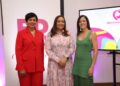 Santo Domingo. - El Centro de Exportación e Inversión de la República Dominicana (ProDominicana) presentó la quinta edición del estudio “Situación de la Industria de la Moda en República Dominicana 2025” en el marco del RD Fashion Week celebrado el hotel Marriott Piantini. El estudio reveló que las exportaciones de moda alcanzaron US$862 millones entre enero y julio de 2025, equivalentes al 10% de las exportaciones nacionales, mientras que en 2024 sumaron más de US$1,581 millones. Además, arrojó que más de 470 empresas dominicanas colocaron sus productos en 80 mercados internacionales, siendo Estados Unidos, Haití, Países Bajos, Reino Unido y Bélgica los principales destinos. Entre los años 2016 y 2024, el valor del comercio mundial de bienes de moda pasó de US$ 1.30 billones a US$ 1.78 billones, mostrando resiliencia ante crisis y adaptándose a nuevas tendencias como la moda circular y la digitalización. Desde que asumió la dirección ejecutiva de ProDominicana, Biviana Riveiro Disla, ha impulsado una visión estratégica enfocada en la diversificación de las exportaciones dominicanas, promoviendo sectores no tradicionales con alto potencial internacional. En ese contexto, ha priorizado el desarrollo del sector moda en República Dominicana, con el propósito de fortalecer y visibilizar esta industria creativa como un componente esencial dentro de la oferta exportable del país. El estudio, presentado por Carolina Pérez directora del departamento de Inteligencia de Mercados de ProDominicana, resalta la importancia de la formación técnica como pilar de competitividad. En 2024, INFOTEP capacitó a más de 8,500 personas en áreas vinculadas a la moda y la confección, de las cuales el 73% fueron mujeres, consolidando el rol femenino en la industria y fortaleciendo la base de mano de obra especializada. Principales provincias exportadoras Grandes motores como Santo Domingo, San Pedro de Macorís y San Cristóbal se suman al esfuerzo colectivo de provincias como Santiago, La Vega, La Romana y muchas más que llevan nuestro talento a nivel internacional. Novedades del estudio En julio de 2025, la República Dominicana alcanzó un hito histórico con la obtención del Registro Internacional de la Denominación de Origen del Larimar Barahona, certificación que garantiza la autenticidad y calidad única de esta piedra semipreciosa exclusiva del país. Este logro refuerza su posicionamiento en el mercado global de la joyería y la moda de lujo, y se complementa con los esfuerzos del Ministerio de Energía y Minas en la puesta en valor del larimar y su consolidación como una gema de alta calidad. Entre enero y junio de 2025 se exportaron 177,540 libras de larimar, más del doble de lo registrado en 2024. Asimismo, el comercio electrónico se ha consolidado como una vía estratégica para proyectar la moda dominicana en escenarios internacionales. Plataformas digitales permiten visibilizar el talento creativo, conectar diseñadores emergentes y consolidados con mercados globales y fortalecer el posicionamiento del país en la moda regional y mundial.