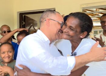 Senador Jhonson Encarnación entrega vivienda reconstruida a familia afectada por incendio en Hato Viejo, Elías Piña