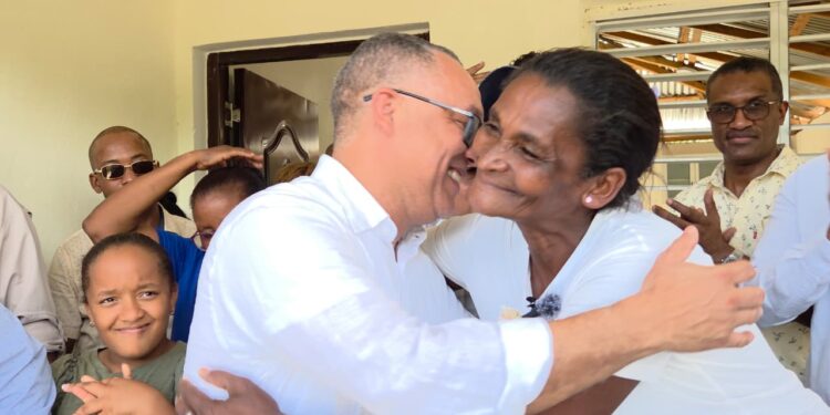 Senador Jhonson Encarnación entrega vivienda reconstruida a familia afectada por incendio en Hato Viejo, Elías Piña