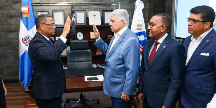 Mérido Torres Espinal asume como nuevo director del Departamento Aeroportuario