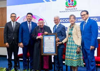 Senado de la República reconoce trayectoria pastoral de monseñor Ramón Benito de la Rosa y Carpio