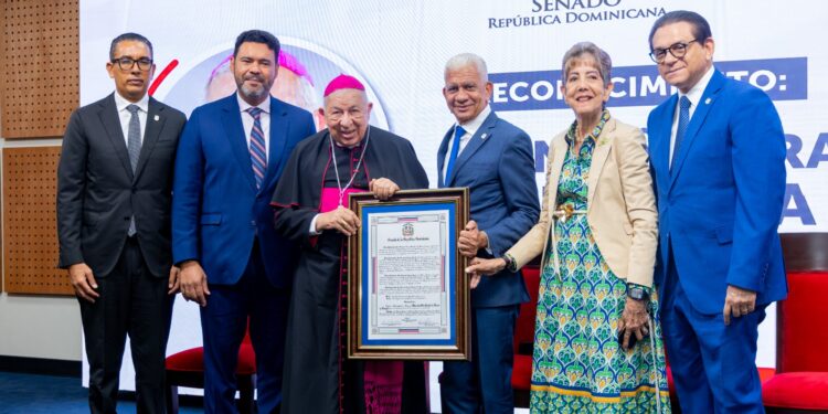Senado de la República reconoce trayectoria pastoral de monseñor Ramón Benito de la Rosa y Carpio