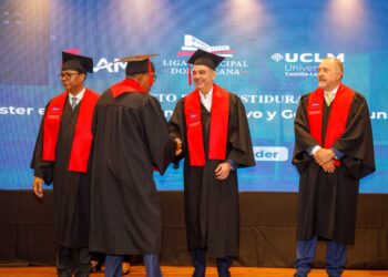 Presidente Abinader encabeza graduación de la octava promoción de la Maestría en Derecho Administrativo y Gestión Municipal, dedicada a su padre, José Rafael Abinader Wasaf
