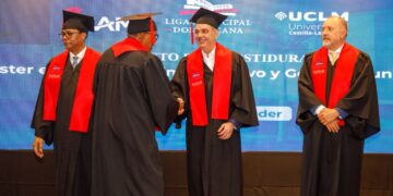 Presidente Abinader encabeza graduación de la octava promoción de la Maestría en Derecho Administrativo y Gestión Municipal, dedicada a su padre, José Rafael Abinader Wasaf
